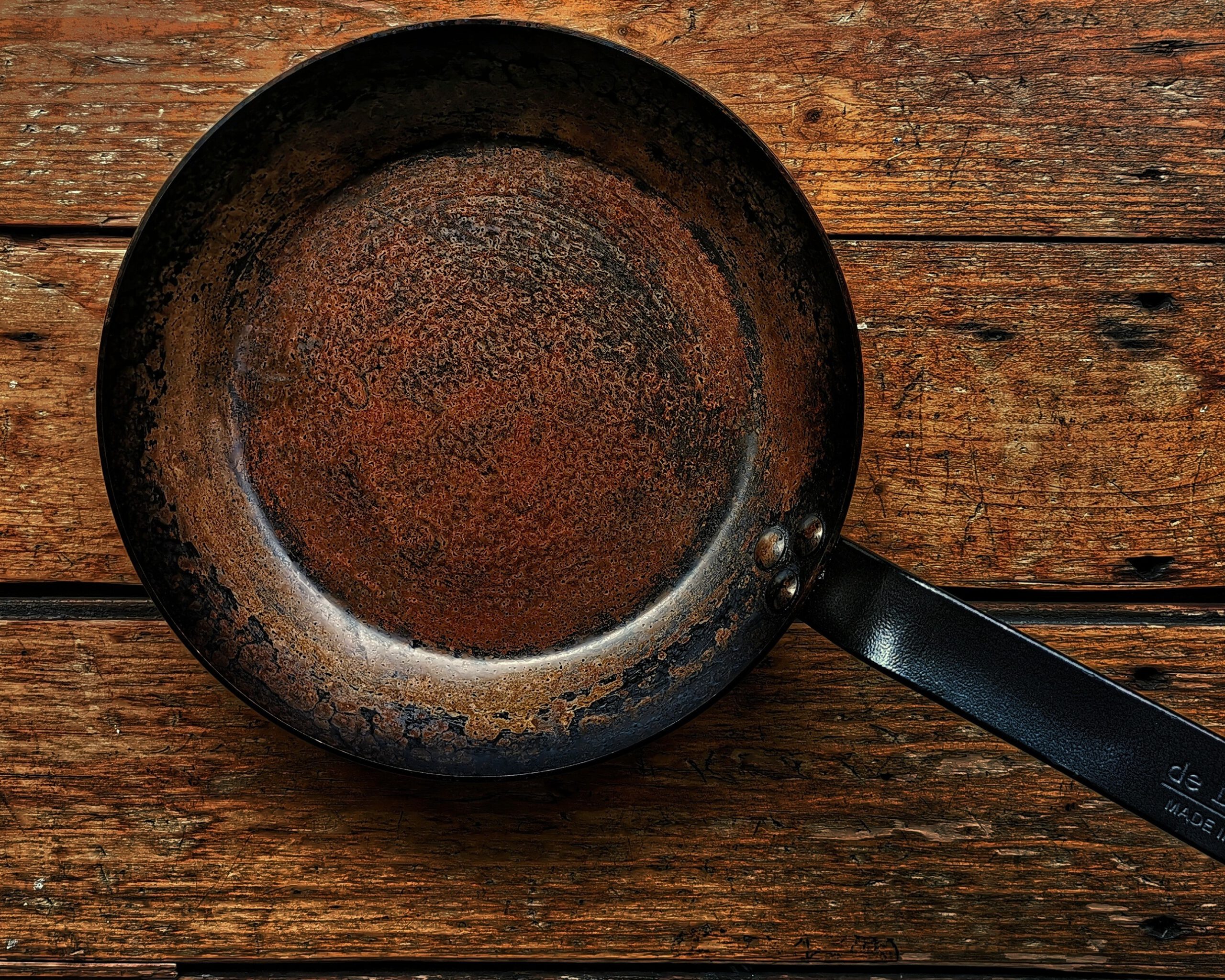 Einbrennen von Eisenpfanne, Dutch Oven und Gussplatte firechefs.de