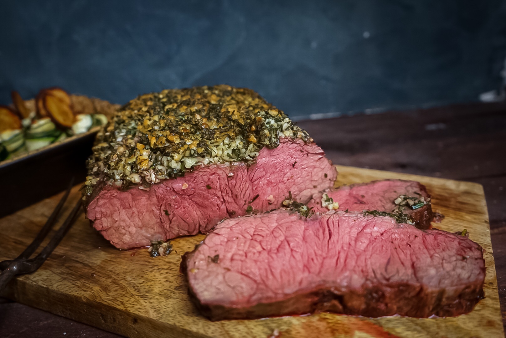 Roastbeef vom Grill mit ParmesanKräuterkruste firechefs.de