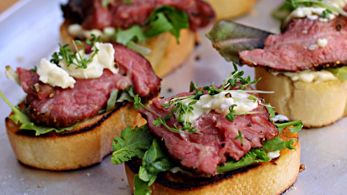 Crostini mit gesmoktem Tri Tip und Zitronenmayonnaise