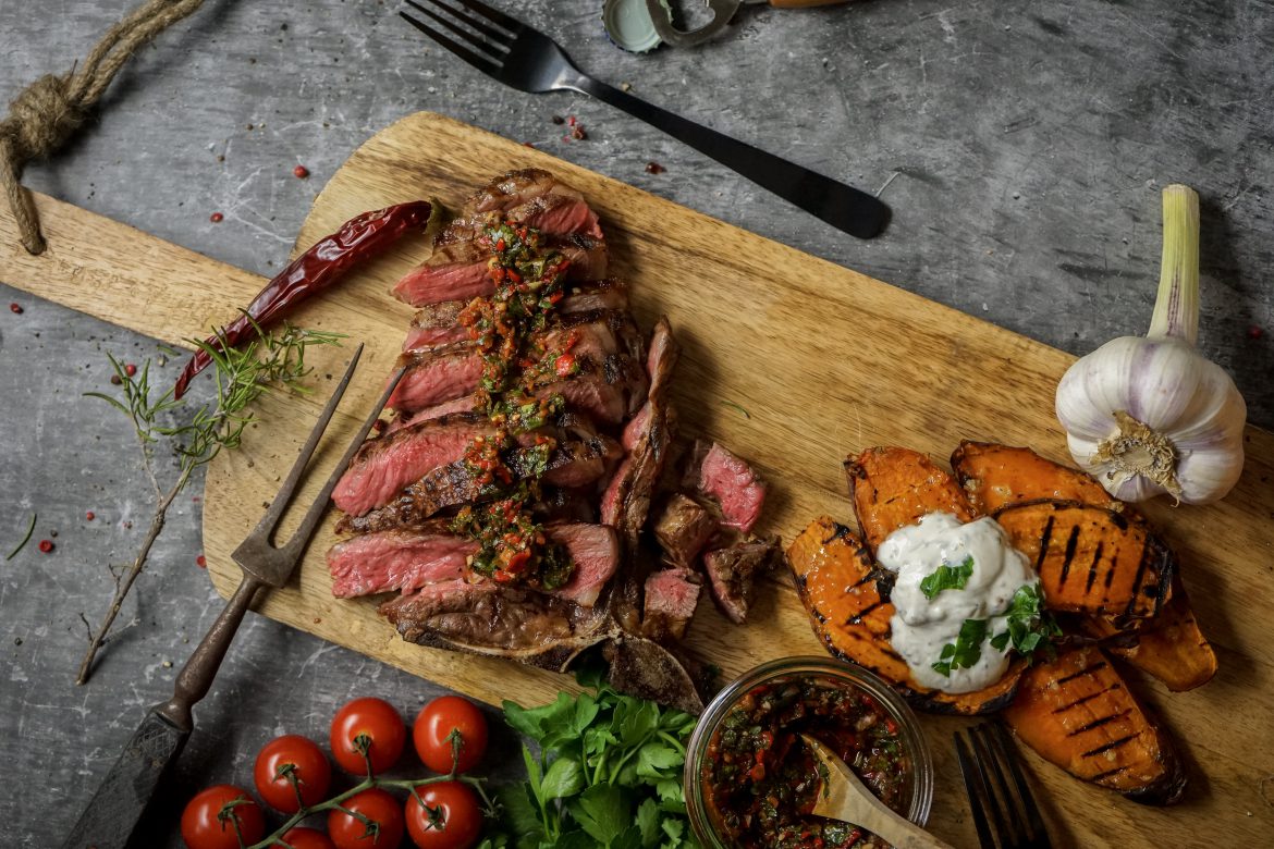 T-Bone Steak Argentina Style dazu rotem Chimichurri und T-Bone Steak Argentina Style
