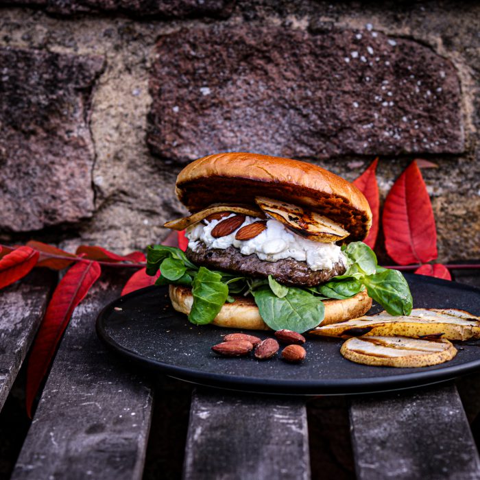 Dry Aged Beef Burger mit Ziegenkäse und Birne firechefs.de