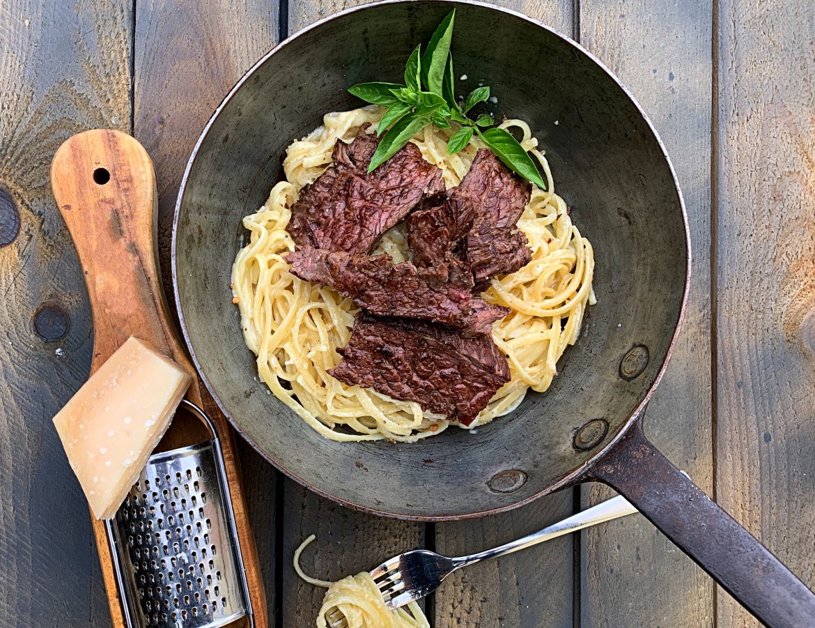 Flap Steak mit Nudeln in Käse-Sahne-Soße Flap Steak mit Pasta