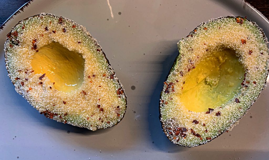 Gegrillte Avocado mit Tomaten-Gremolata | Vorspeise - firechefs.de