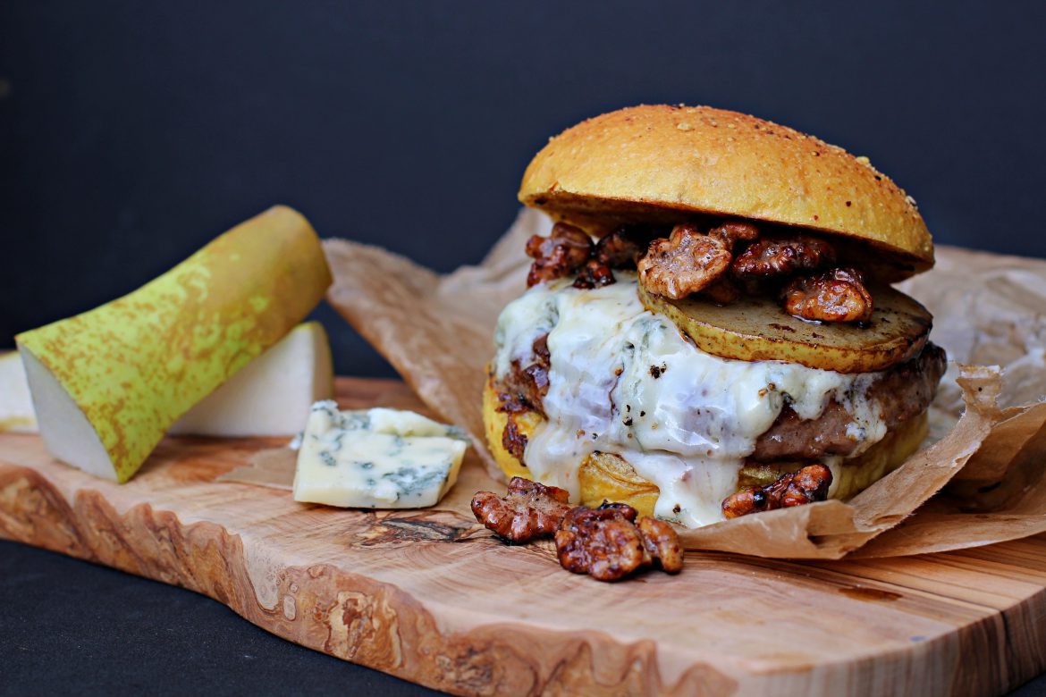 Gorgonzola-Burger mit Birne und Walnüssen