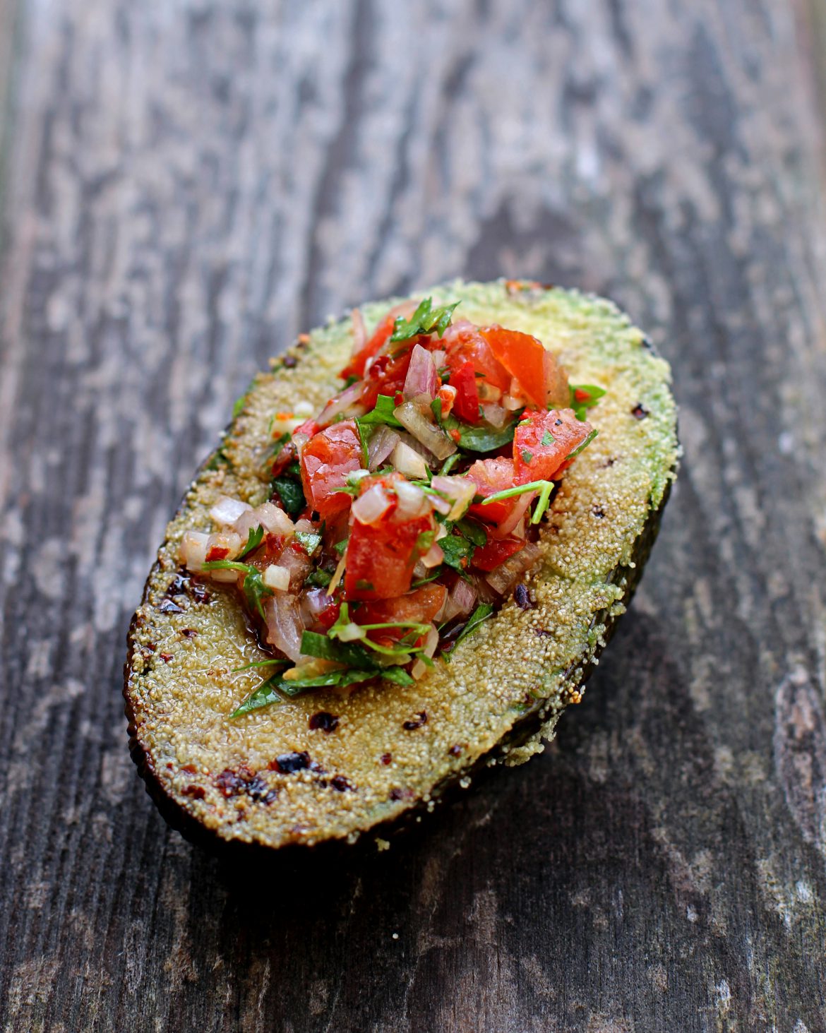 Vorspeise: gegrillte Avocado mit Tomaten-Gremolata