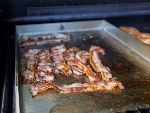 Bacon von der Grillplatte/ Plancha