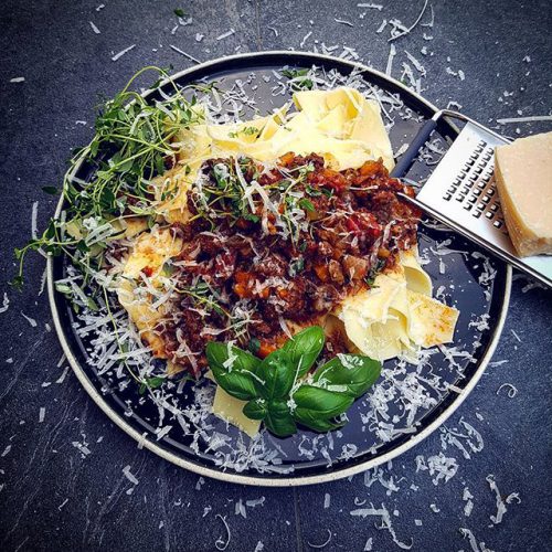 Die perfekte Dutch Oven Bolognese ein Klassiker firechefs.de