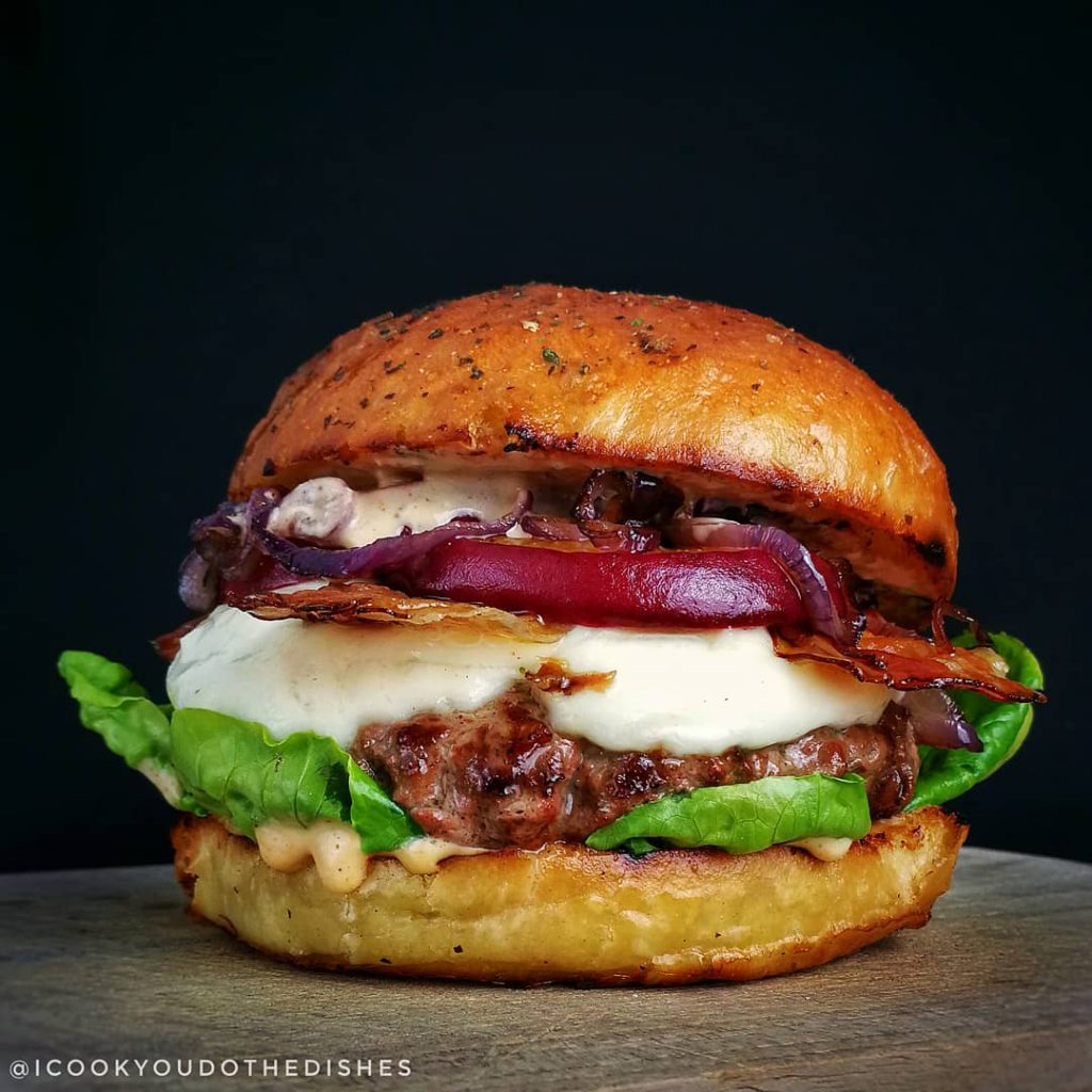 Grilled Peach Burger Burger mit gegrilltem Pfirsich firechefs.de