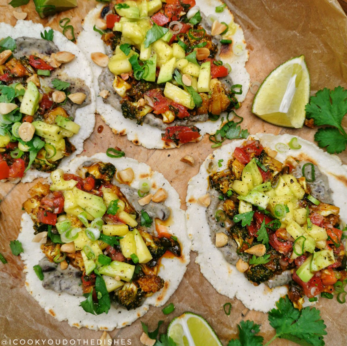 vegane Tacos mit schwarzem Bohnenmus