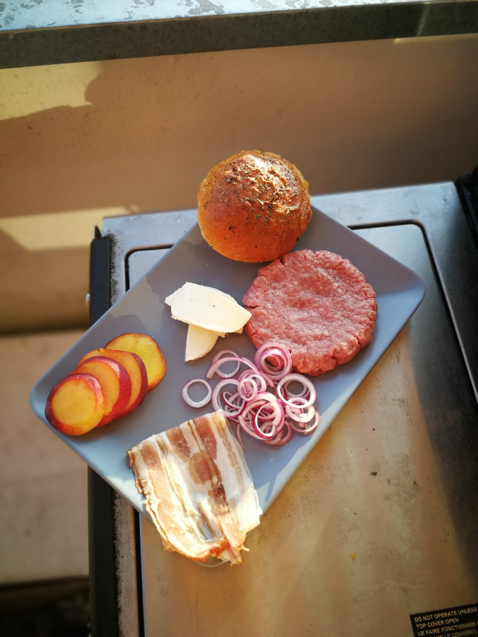 Grilled Peach Burger Burger mit gegrilltem Pfirsich firechefs.de