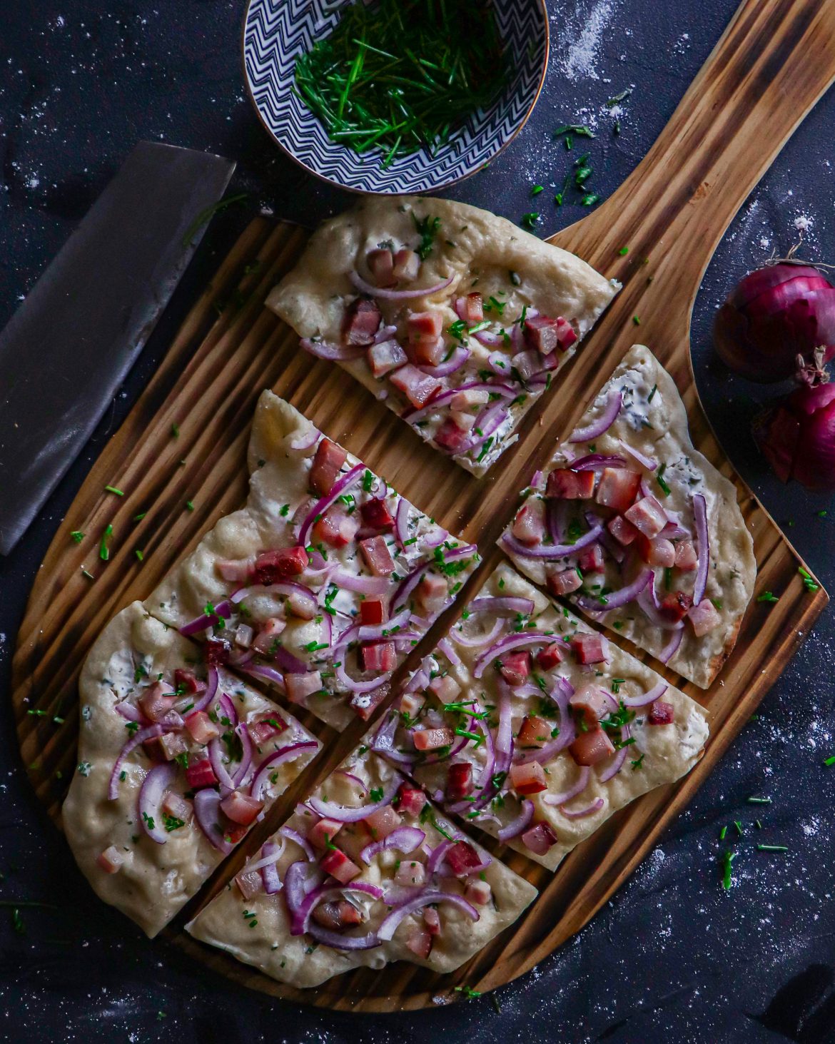 Flammkuchen mit Roten Zwiebeln und geräuchertem Bacon