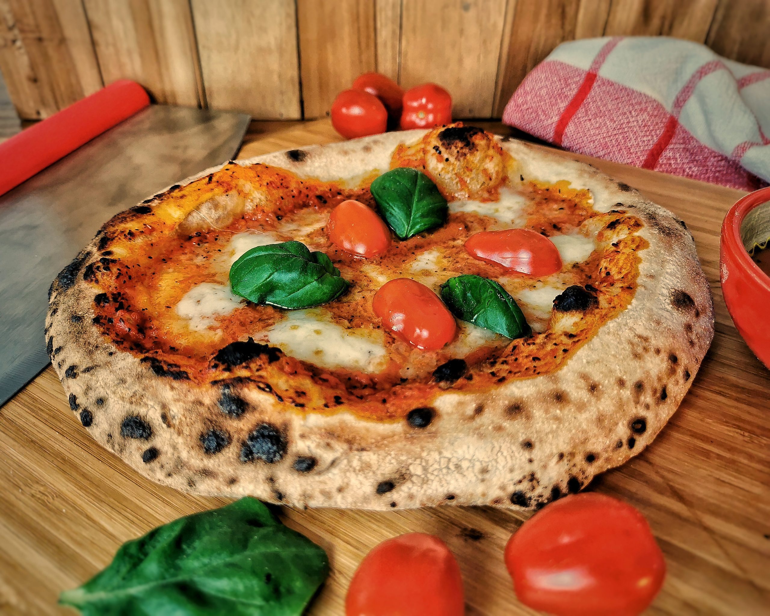 Hausgebackene neapolitanische Pizza