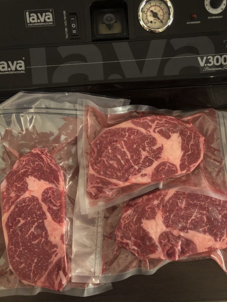 Steaks vakuumieren mit Vakuumiergerät Lava V300