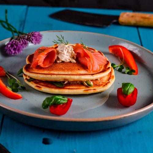 Pancakes mit flambierten Erdbeeren und einer Mascarponecrème