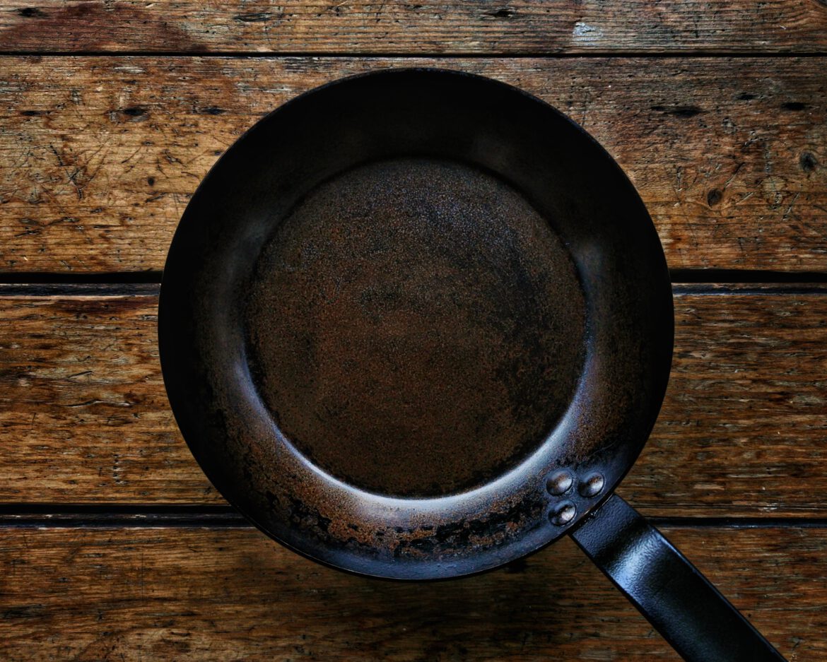 Eine gute Eisenpfanne muss eingebrannt werden.