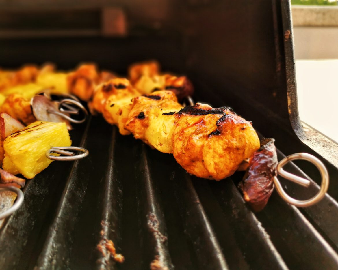 Grillspieße mit würzigem Hähnchen und fruchtiger Ananas | firechefs.de