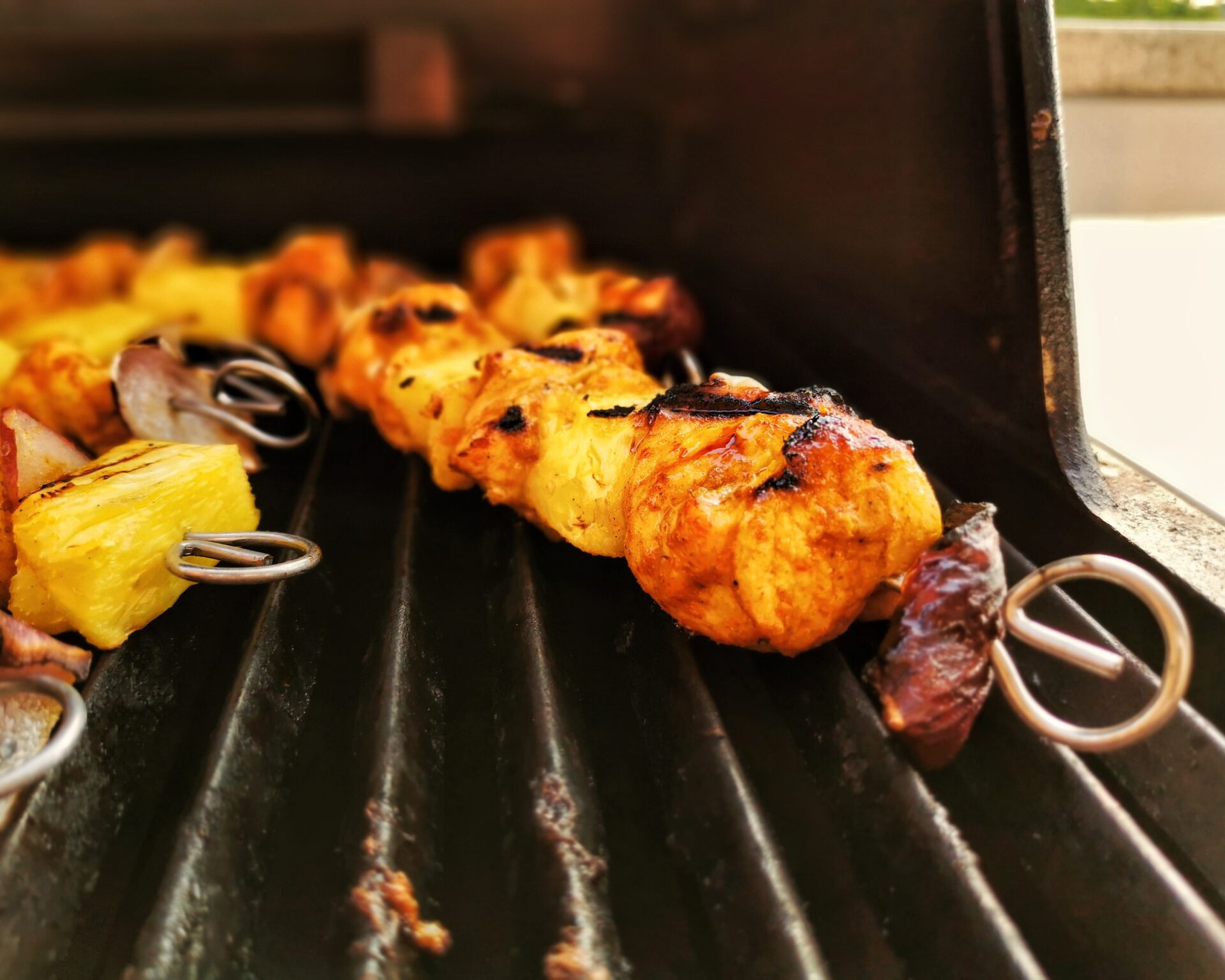 Grillspieße mit würzigem Hähnchen und fruchtiger Ananas | firechefs.de