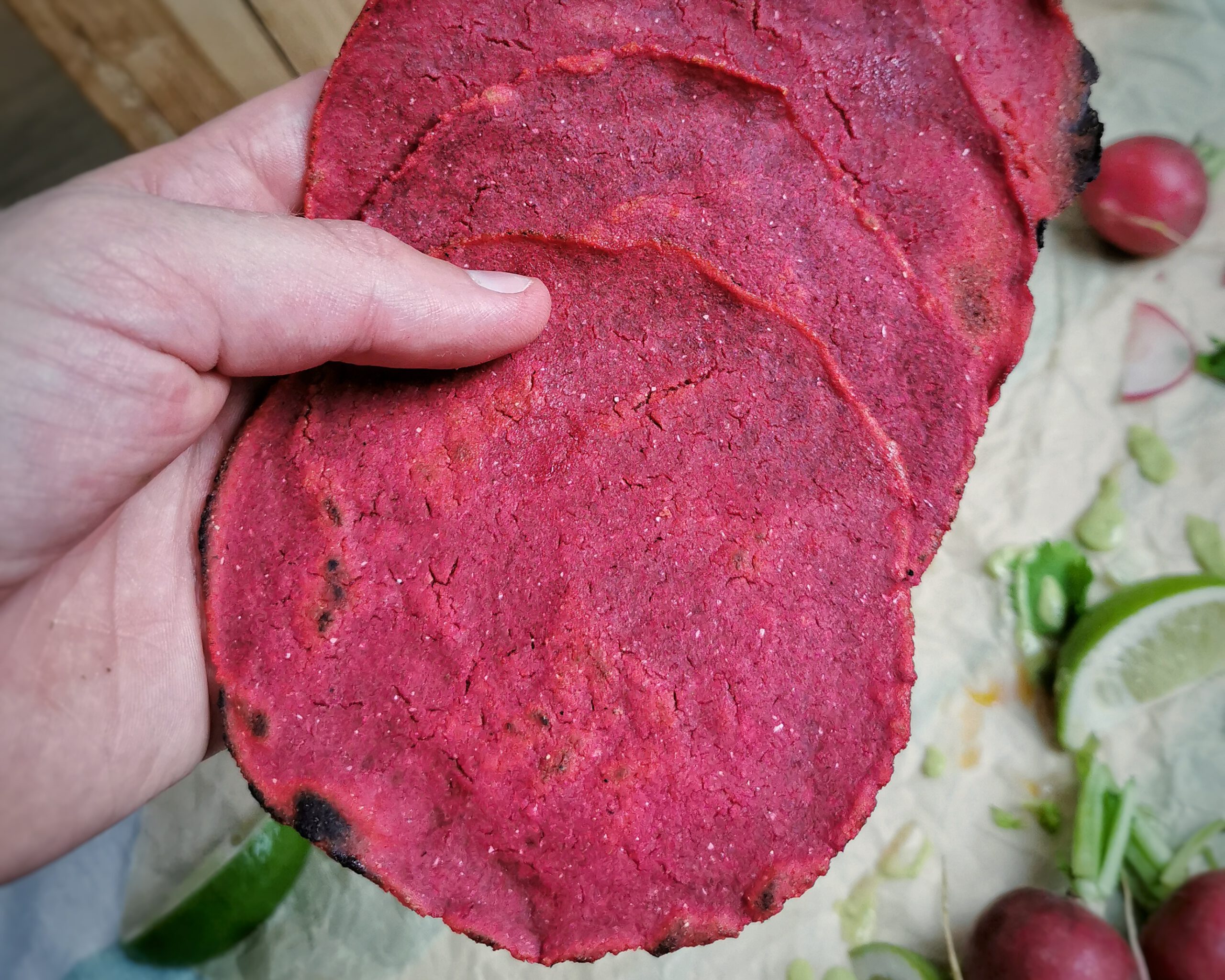 Pinke Tacos aus Maismehl und Rote Beete Saft