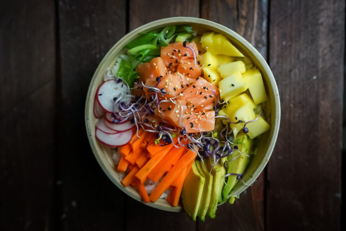 Poke Bowl mit Sesamsoße