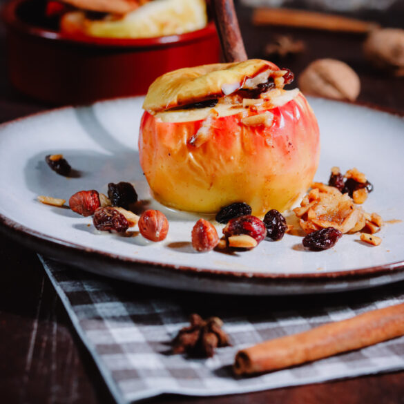 Bratapfel mit Marzipan-Nuss-Füllung | Der Weihnachtsdessert Klassiker