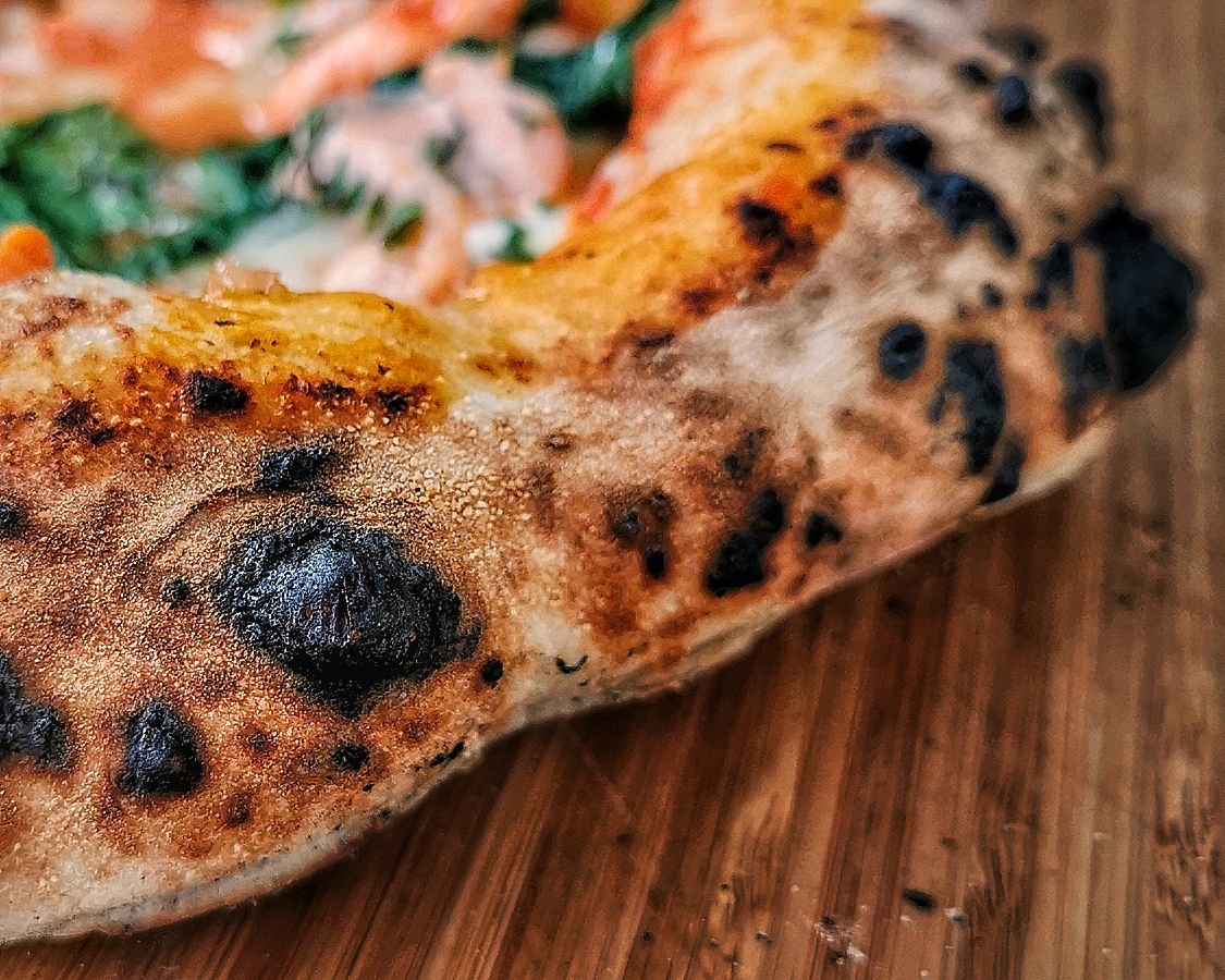 Neapolitanische Pizza aus dem Ooni Pizzaofen Koda