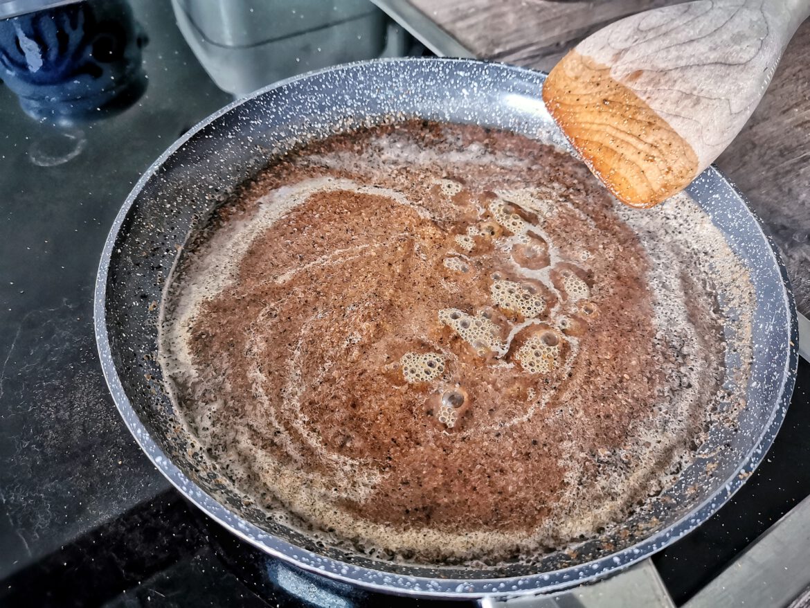 Für ein Kochstück werden die gerösteten Albrot Brösel mit Wasser aufgekocht