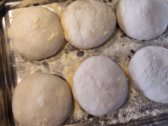 Neapolitanischer Pizzateig in der Stückgare als Ballen geformt