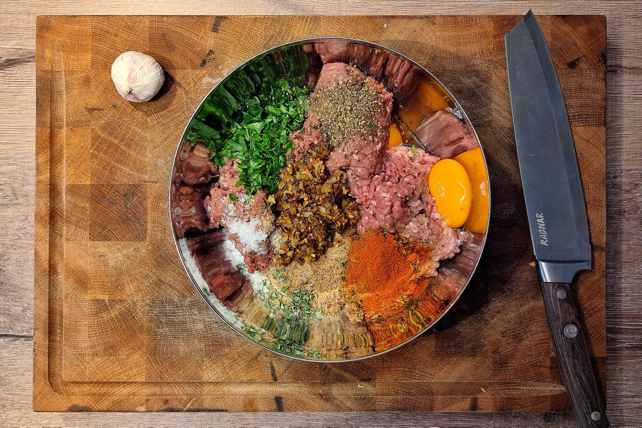 Bifteki Masse mit Rindfleisch, Ei, Zwiebeln, Knoblauch, Semmelbrösel, Kräuter und Gewürzen